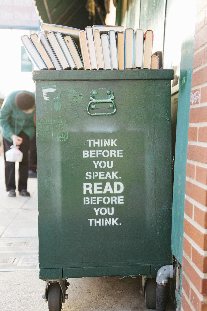 Denken Sie nach, bevor Sie sprechen. Lesen Sie, bevor Sie denken.